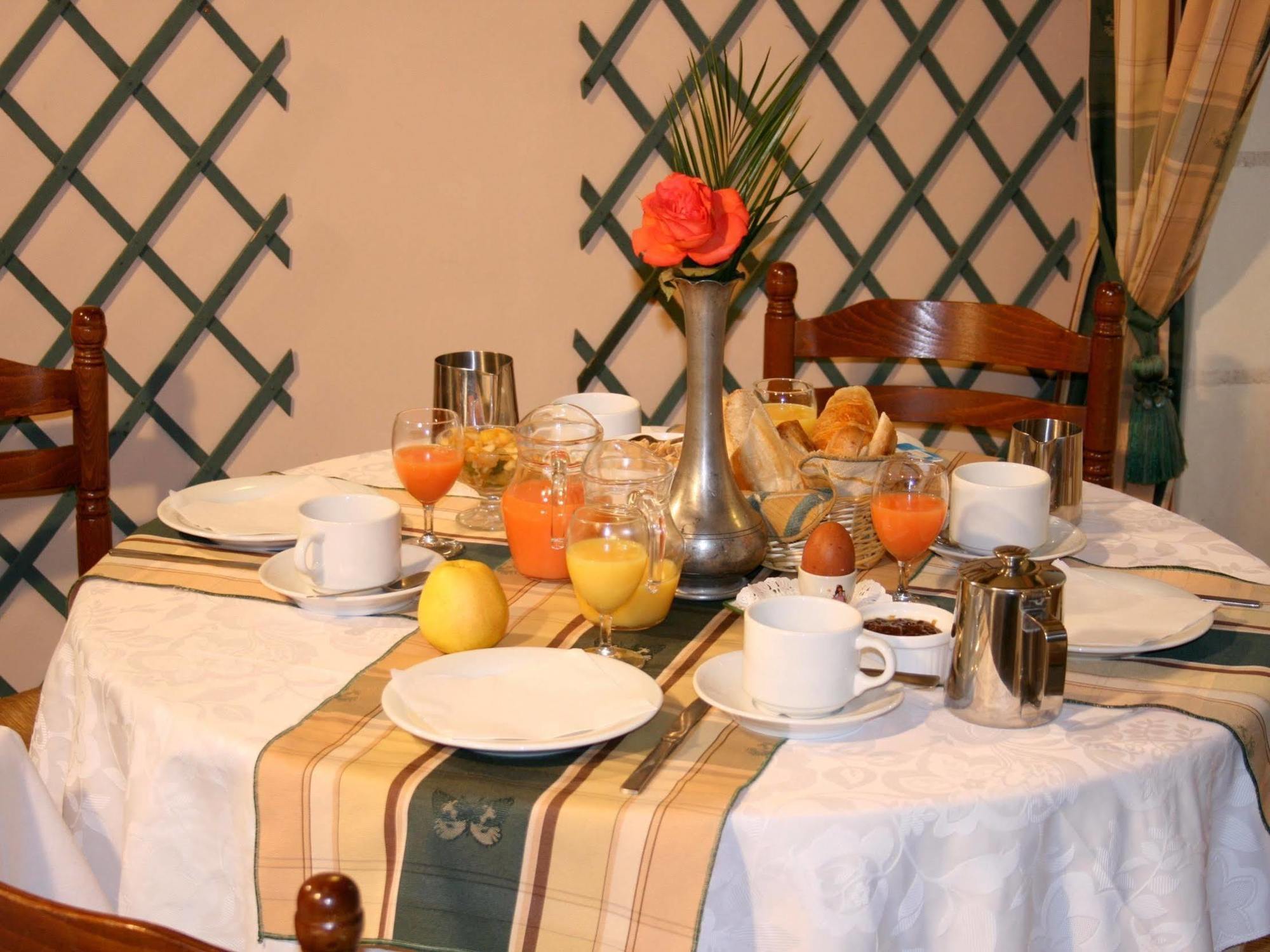 Logis Auberge Le Colombien - Hotel Et Restaurant Villandry Buitenkant foto